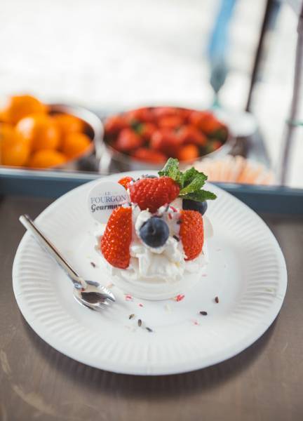 Food truck spécialité Pavlova, gourmandise à base de fraises fraiches, à Paris 75