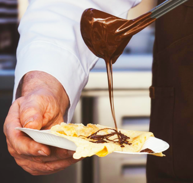 Réserver un food truck sucré crêpes avec chocolat et garnitures à Fontainebleau